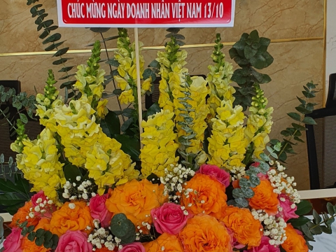 Lãnh đạo Đảng ủy-UBND-MTTQ phường Tân Thới Hiệp đến thăm và tặng hoa nhân ngày doanh nhân Việt Nam 13/10