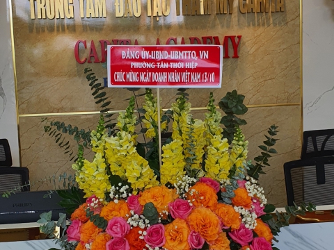 Lãnh đạo Đảng ủy-UBND-MTTQ phường Tân Thới Hiệp đến thăm và tặng hoa nhân ngày doanh nhân Việt Nam 13/10