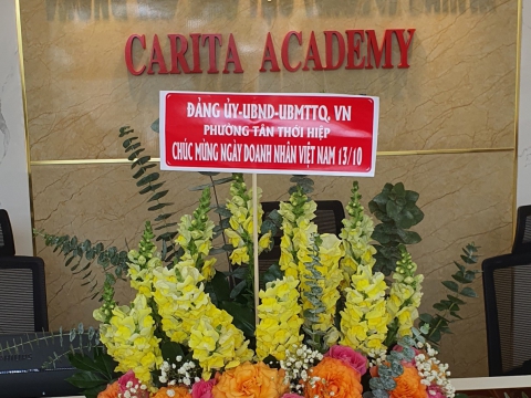 Lãnh đạo Đảng ủy-UBND-MTTQ phường Tân Thới Hiệp đến thăm và tặng hoa nhân ngày doanh nhân Việt Nam 13/10