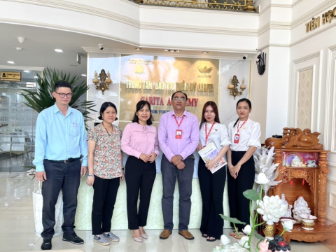 Lãnh đạo Đảng ủy-UBND-MTTQ phường Tân Thới Hiệp đến thăm và tặng hoa nhân ngày doanh nhân Việt Nam 13/10