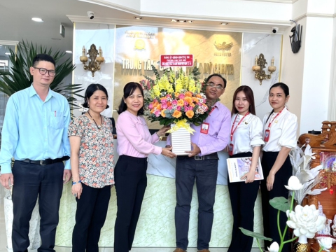 Lãnh đạo Đảng ủy-UBND-MTTQ phường Tân Thới Hiệp đến thăm và tặng hoa nhân ngày doanh nhân Việt Nam 13/10