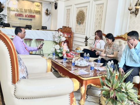 Lãnh đạo Đảng ủy-UBND-MTTQ phường Tân Thới Hiệp đến thăm và tặng hoa nhân ngày doanh nhân Việt Nam 13/10