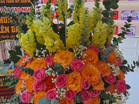 Lãnh đạo Đảng ủy-UBND-MTTQ phường Tân Thới Hiệp đến thăm và tặng hoa nhân ngày doanh nhân Việt Nam 13/10