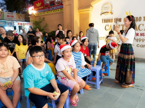 Trung tâm đào tạo thẩm mỹ CARITA tổ chức cho các bé vui chơi mừng lễ giáng sinh