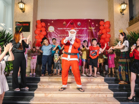 Trung tâm đào tạo thẩm mỹ CARITA tổ chức cho các bé vui chơi mừng lễ giáng sinh