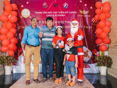 Trung tâm đào tạo thẩm mỹ CARITA tổ chức cho các bé vui chơi mừng lễ giáng sinh