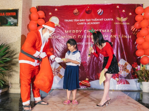Trung tâm đào tạo thẩm mỹ CARITA tổ chức cho các bé vui chơi mừng lễ giáng sinh