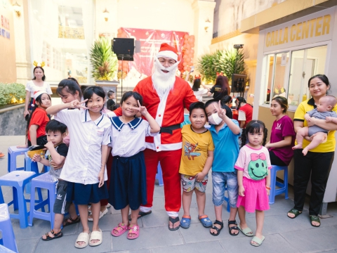 Trung tâm đào tạo thẩm mỹ CARITA tổ chức cho các bé vui chơi mừng lễ giáng sinh