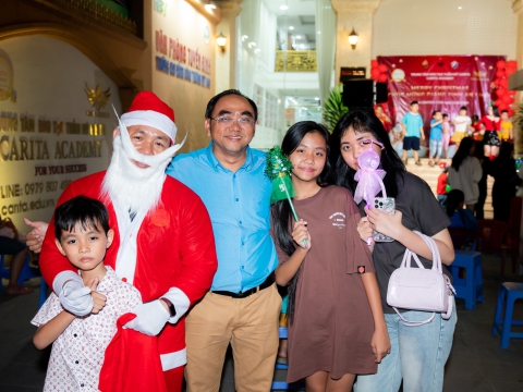 Trung tâm đào tạo thẩm mỹ CARITA tổ chức cho các bé vui chơi mừng lễ giáng sinh