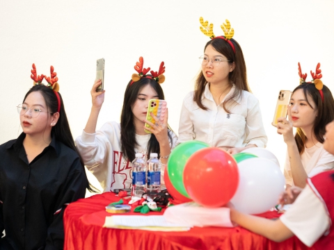 Trung tâm đào tạo thẩm mỹ CARITA tổ chức cho các bé vui chơi mừng lễ giáng sinh