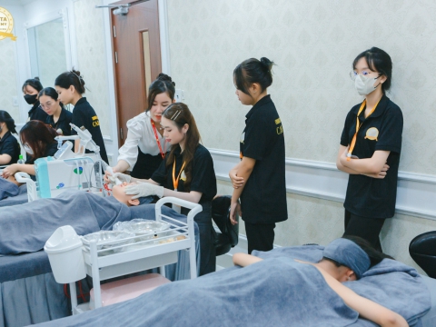 Phòng thực hành chăm sóc da Carita 