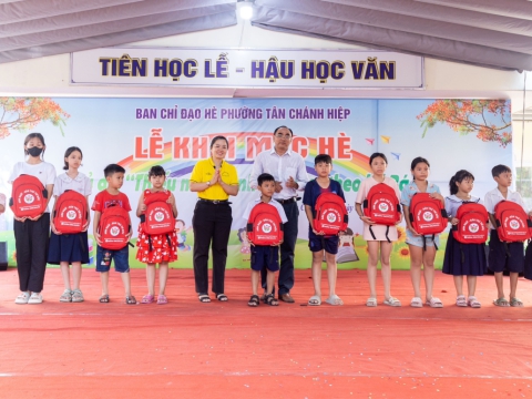 Ngày 01/06/2024 Trung tâm Đào tạo Thẩm mỹ Carita đồng hành tặng quà các em học sinh hiếu học học Phường Tân Chánh Hiệp, Quận 12, TPHCM