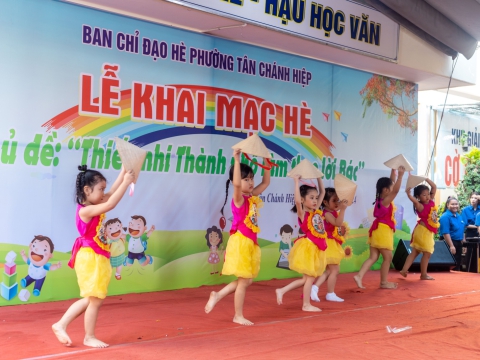 Ngày 01/06/2024 Trung tâm Đào tạo Thẩm mỹ Carita đồng hành tặng quà các em học sinh hiếu học học Phường Tân Chánh Hiệp, Quận 12, TPHCM