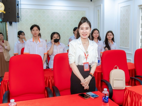 Học viên đến tham quan và tìm hiểu học nghề tại Carita Academy