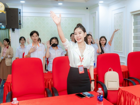 Học viên đến tham quan và tìm hiểu học nghề tại Carita Academy
