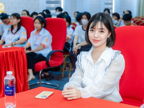 Học viên đến tham quan và tìm hiểu học nghề tại Carita Academy