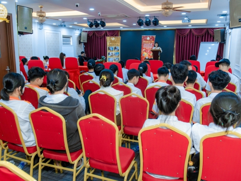 Học viên đến tham quan và tìm hiểu học nghề tại Carita Academy