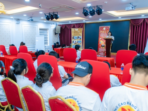Học viên đến tham quan và tìm hiểu học nghề tại Carita Academy