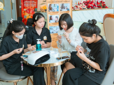 Vui hè với khóa học thử 0 Nail đồng tại Carita Academy