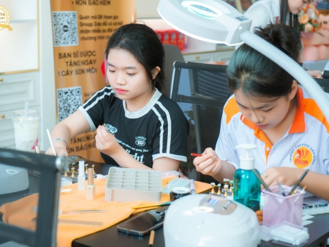 Vui hè với khóa học thử 0 Nail đồng tại Carita Academy