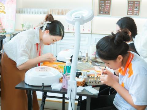 Vui hè với khóa học thử 0 Nail đồng tại Carita Academy
