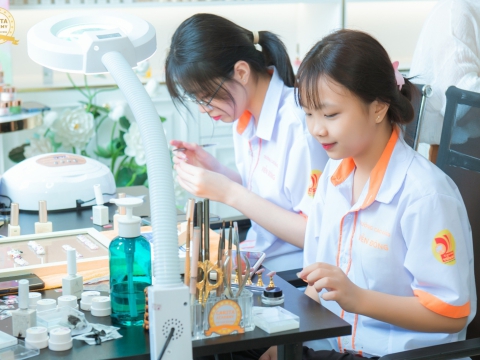 Vui hè với khóa học thử 0 Nail đồng tại Carita Academy