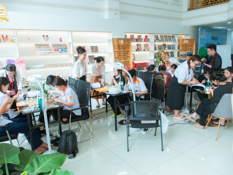 Vui hè với khóa học thử 0 Nail đồng tại Carita Academy