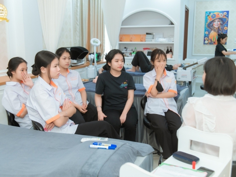 Vui hè với khóa học thử 0đ Chăm sóc da tại Carita Academy