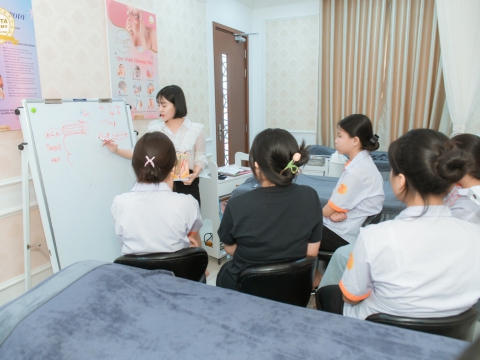 Vui hè với khóa học thử 0đ Chăm sóc da tại Carita Academy