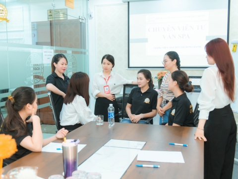 Lớp học chuyên viên tư vấn thẩm mỹ tại Carita Academy
