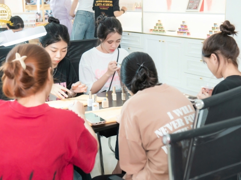 Khóa Học Nail 0Đ: Khám Phá Nghệ Thuật Trang Trí Móng Đẹp