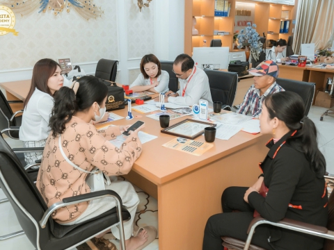 Vui Mừng Chào Đón Em Học Viên Từ Long An Đến Với Carita Academy - Hãy Cùng Khám Phá Thế Giới Tri Thức Mới