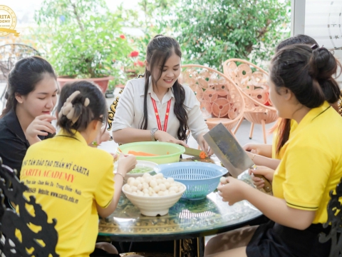 TRỔ TÀI NẤU ĂN CÙNG HỌC VIÊN NHÀ CARITA ACADEMY 